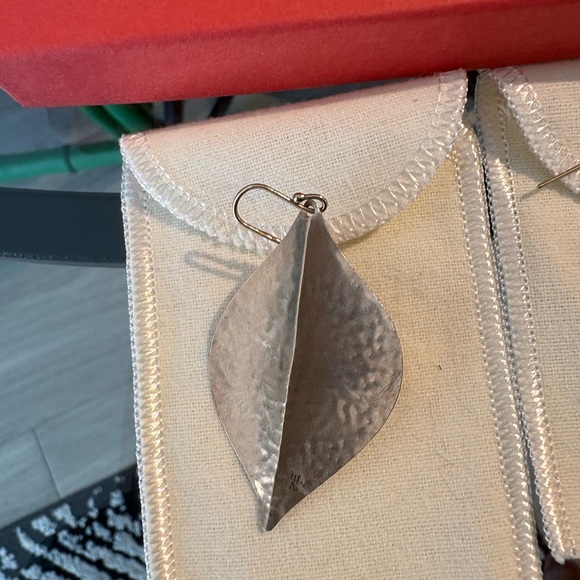 James Avery 10k Repousse Leaf Dangle Earrings - Picture 7 of 8